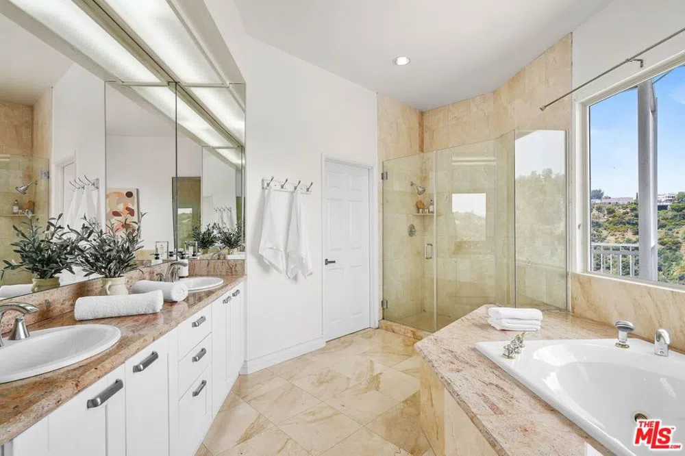 1991 Stradella Road Los Angeles, CA 90077