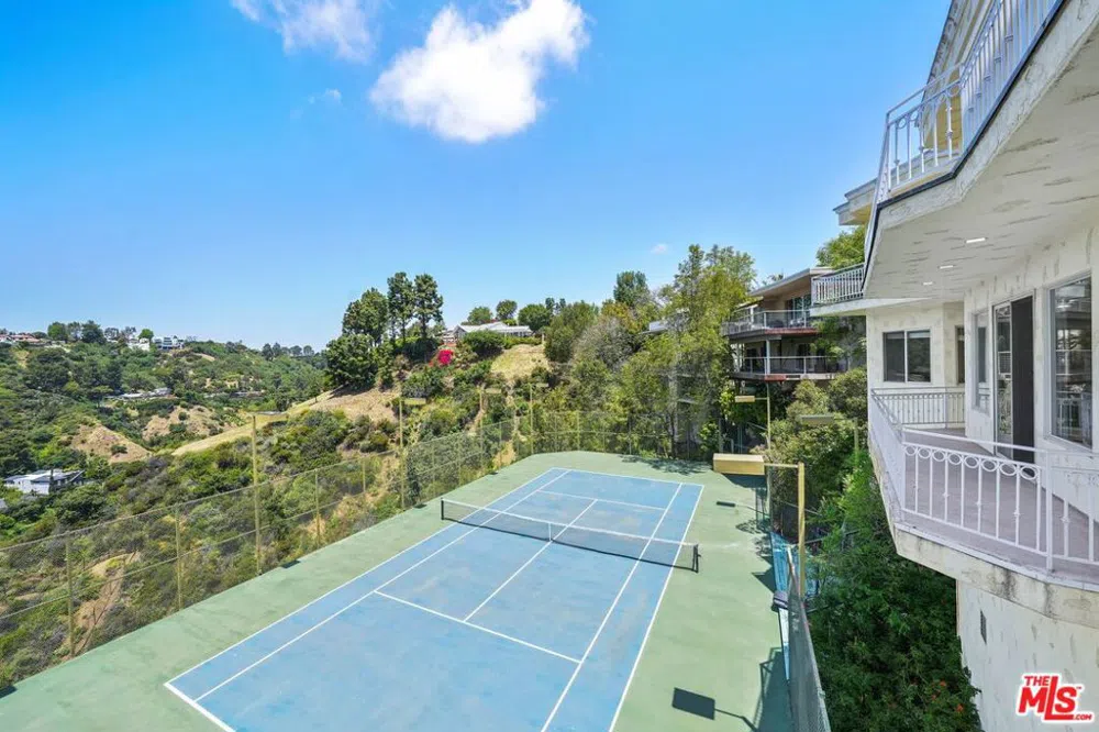 1991 Stradella Road Los Angeles, CA 90077