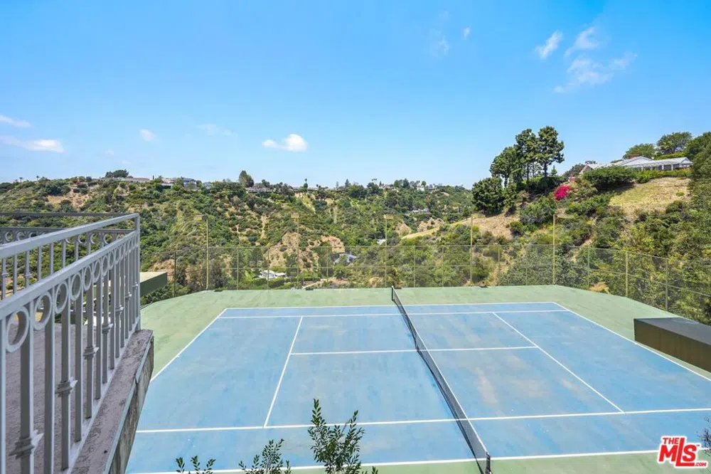 1991 Stradella Road Los Angeles, CA 90077