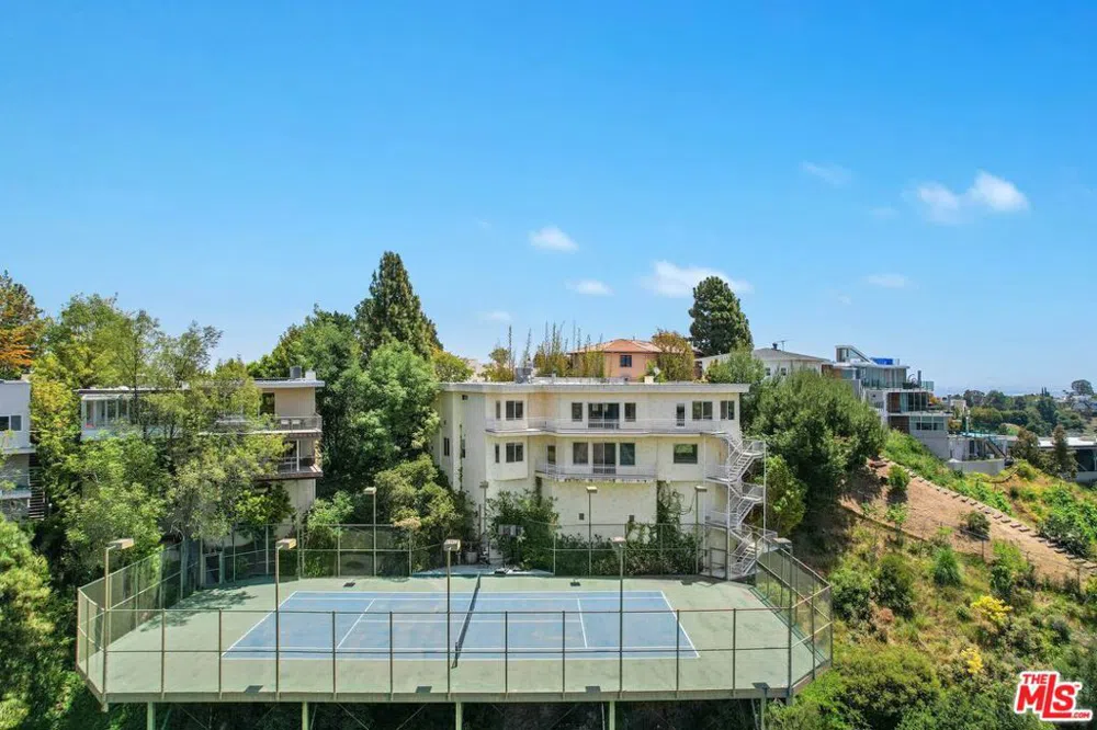 1991 Stradella Road Los Angeles, CA 90077