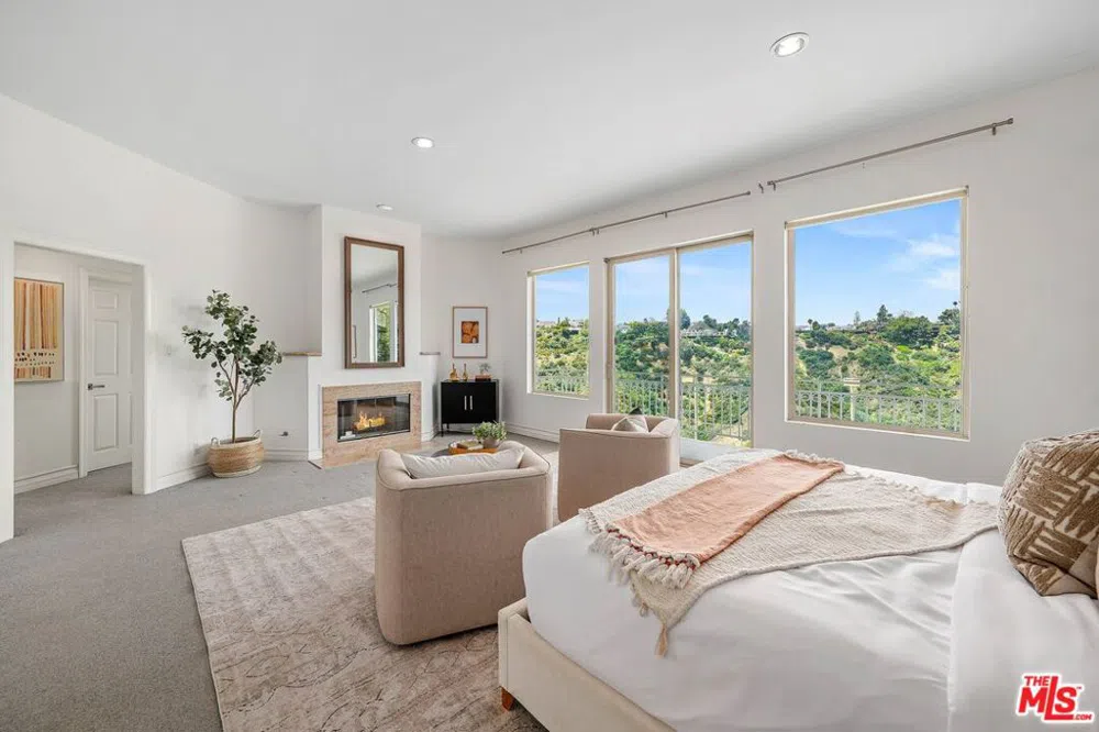 1991 Stradella Road Los Angeles, CA 90077