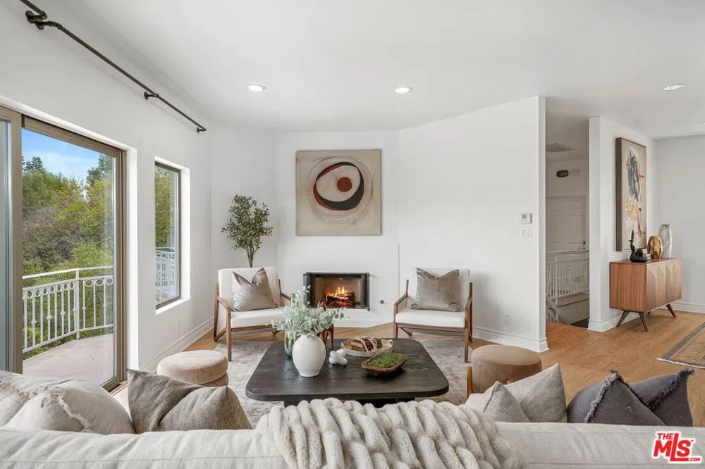 1991 Stradella Road Los Angeles, CA 90077