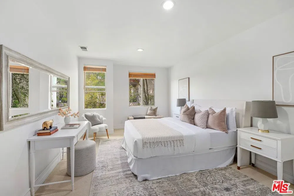 1991 Stradella Road Los Angeles, CA 90077