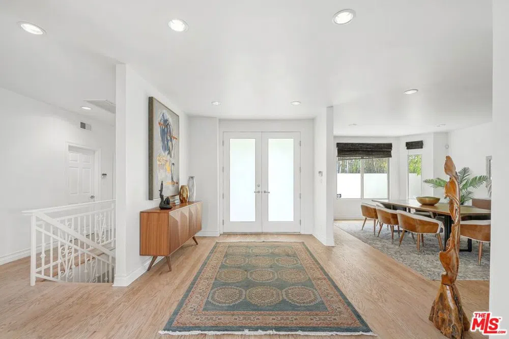 1991 Stradella Road Los Angeles, CA 90077