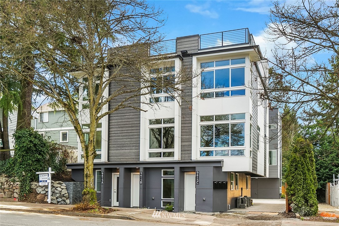 9413 B Roosevelt Way NE Seattle, WA 98115