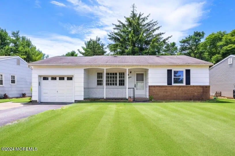 1141 Edgebrook Drive S