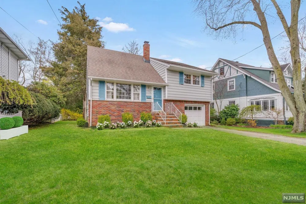 325 Hollywood Avenue