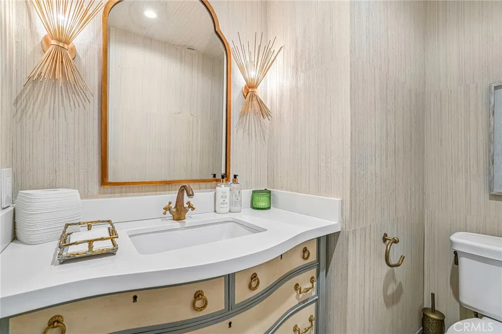 2200 Walnut Avenue Manhattan Beach, CA 90266