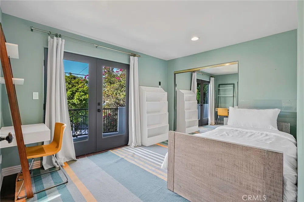 2200 Walnut Avenue Manhattan Beach, CA 90266