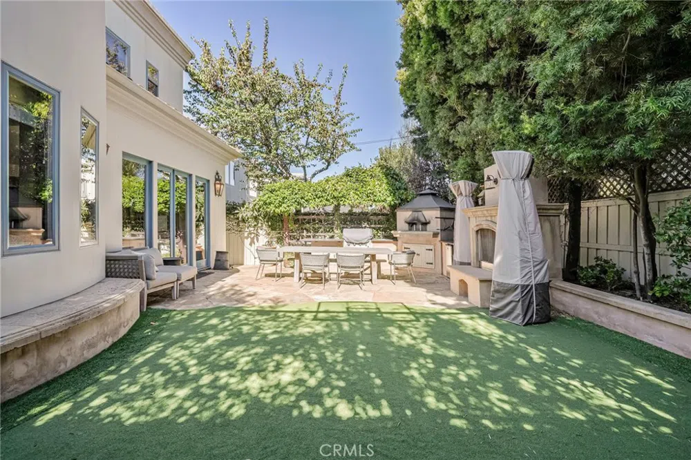 2200 Walnut Avenue Manhattan Beach, CA 90266