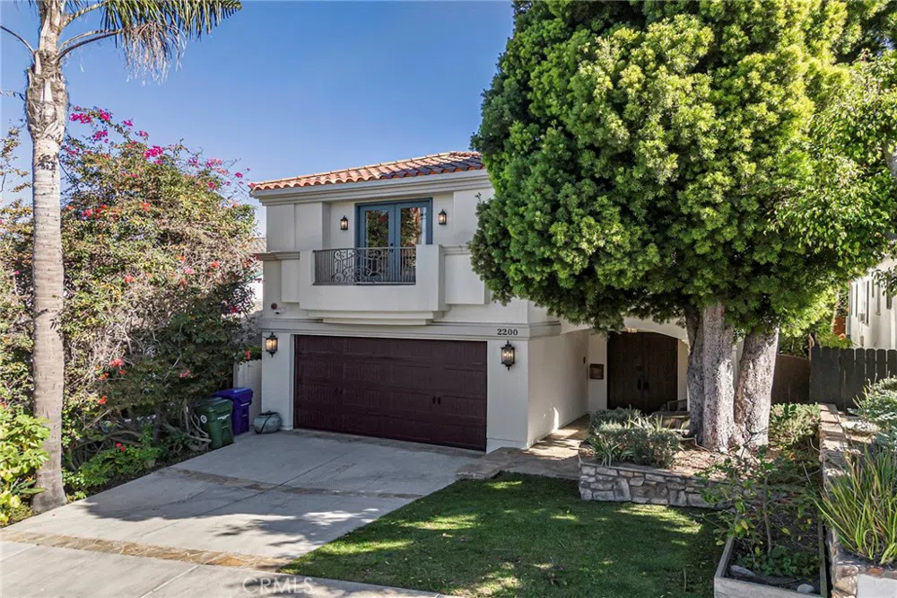 2200 Walnut Avenue Manhattan Beach, CA 90266