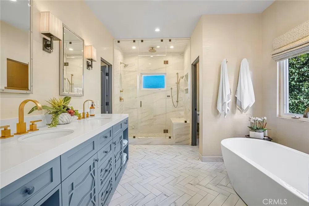 2200 Walnut Avenue Manhattan Beach, CA 90266