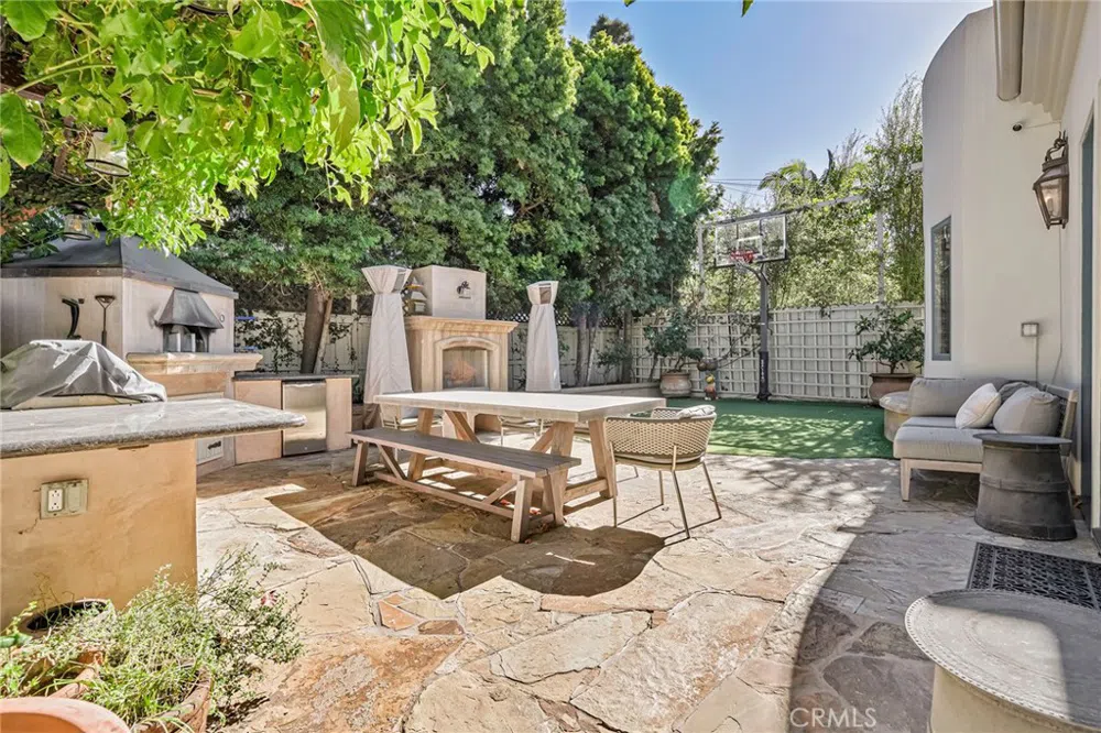 2200 Walnut Avenue Manhattan Beach, CA 90266