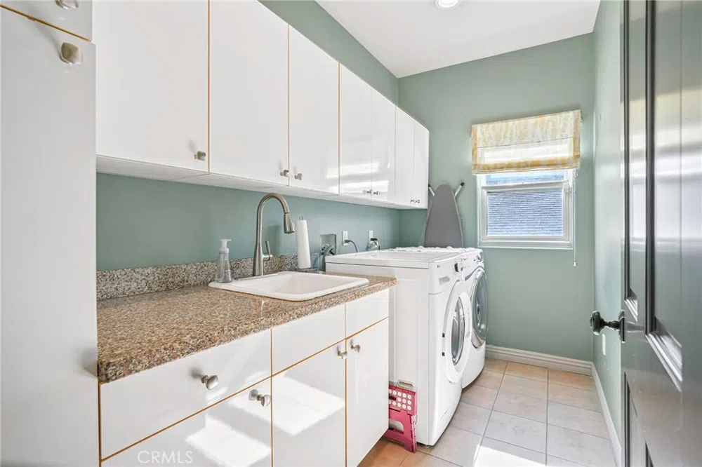 2200 Walnut Avenue Manhattan Beach, CA 90266