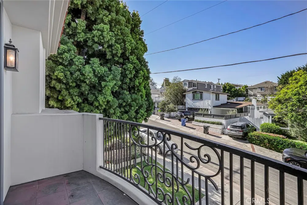 2200 Walnut Avenue Manhattan Beach, CA 90266