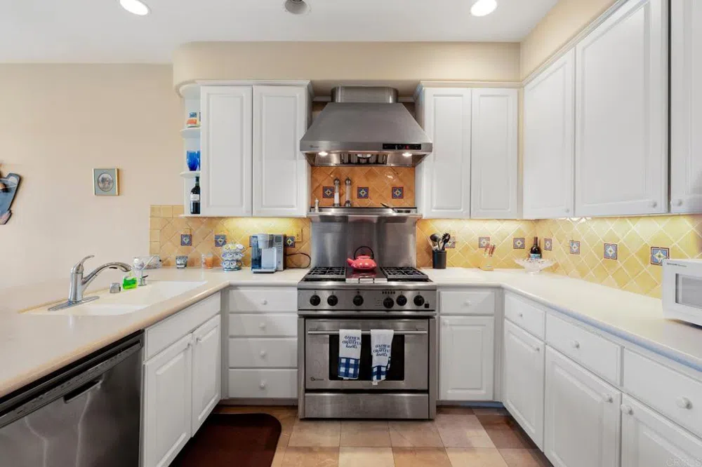 7069 Tatler Carlsbad, CA 92011