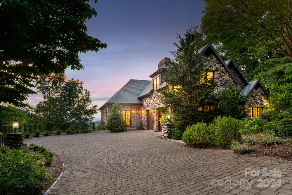 8 Timberwolf Court Asheville, NC 28804