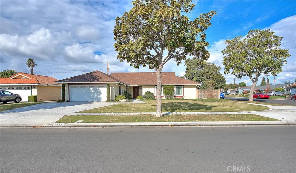 2533 E Lizbeth Avenue