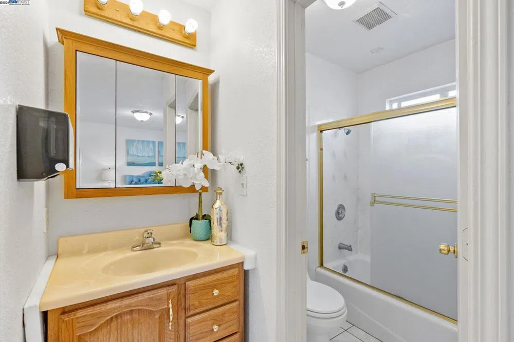 2344 Bartlett St Oakland, CA 94601