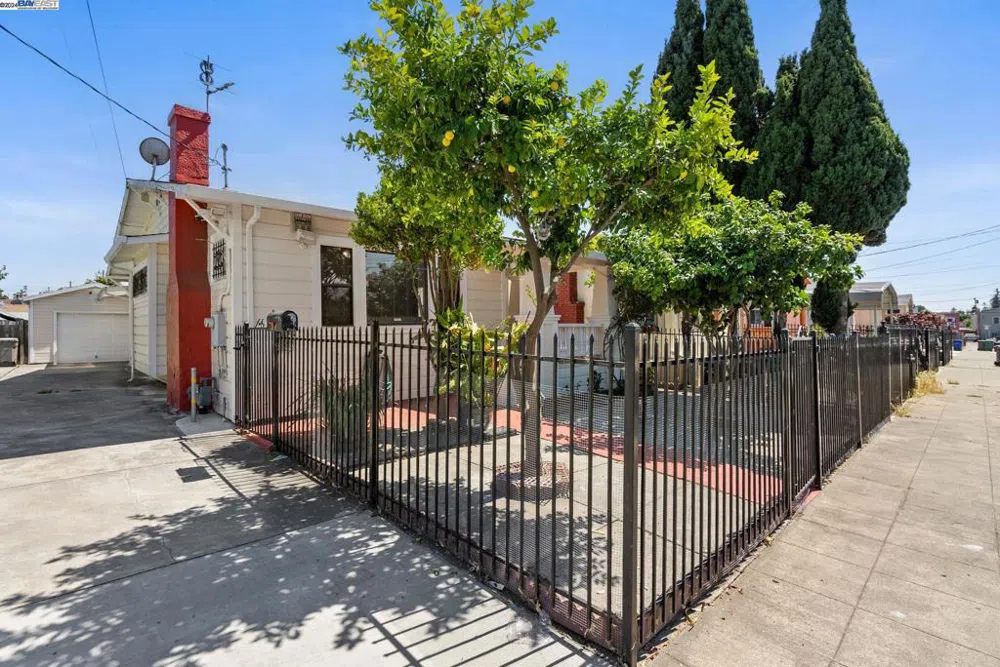 2344 Bartlett St Oakland, CA 94601