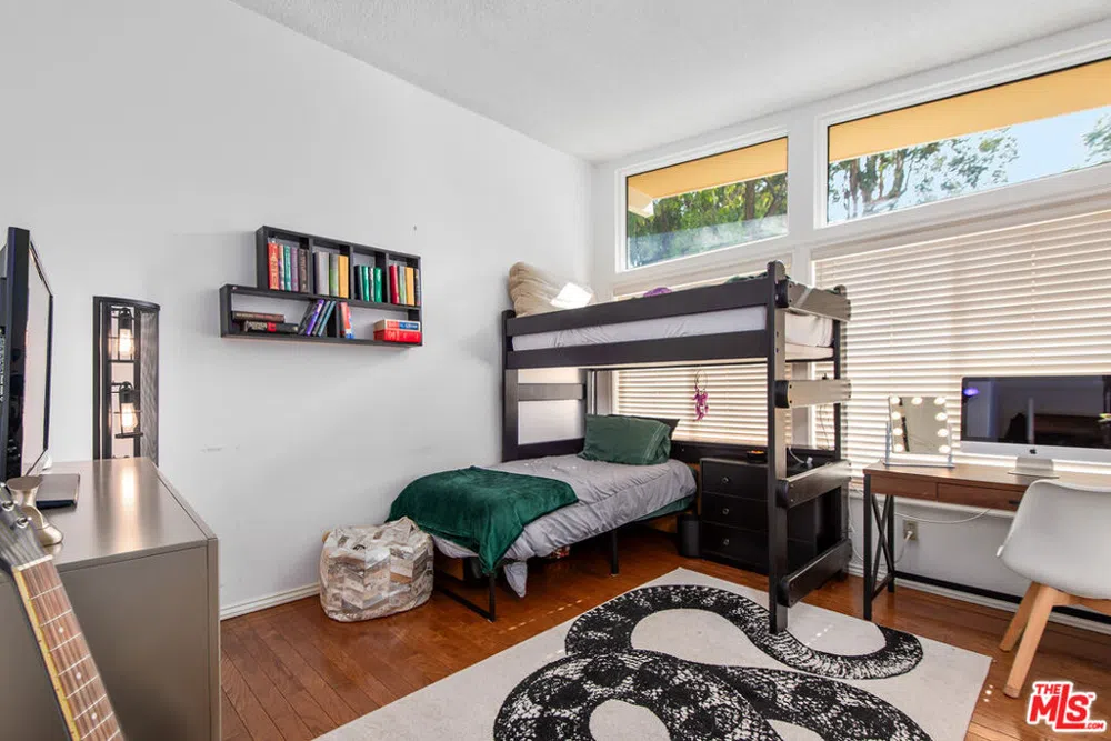 18653 Palomino Drive Tarzana, CA 91356