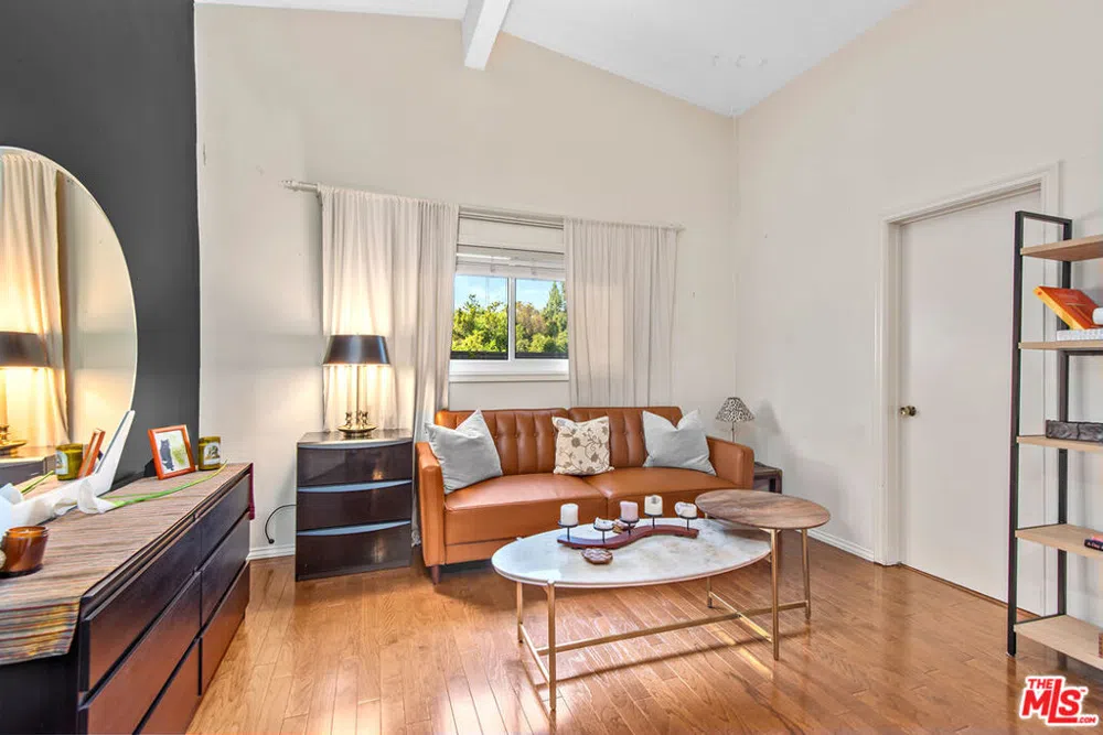 18653 Palomino Drive Tarzana, CA 91356