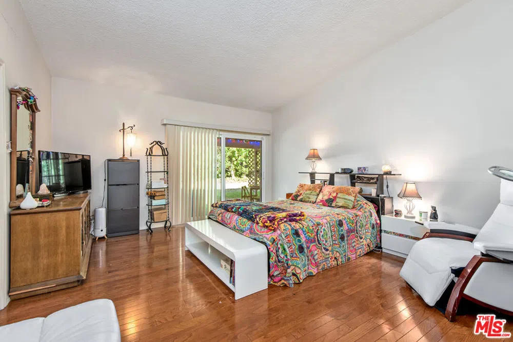 18653 Palomino Drive Tarzana, CA 91356