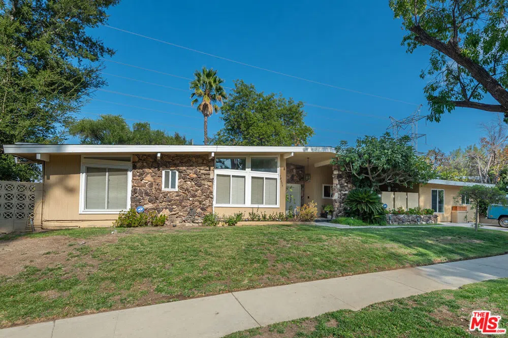 18653 Palomino Drive Tarzana, CA 91356