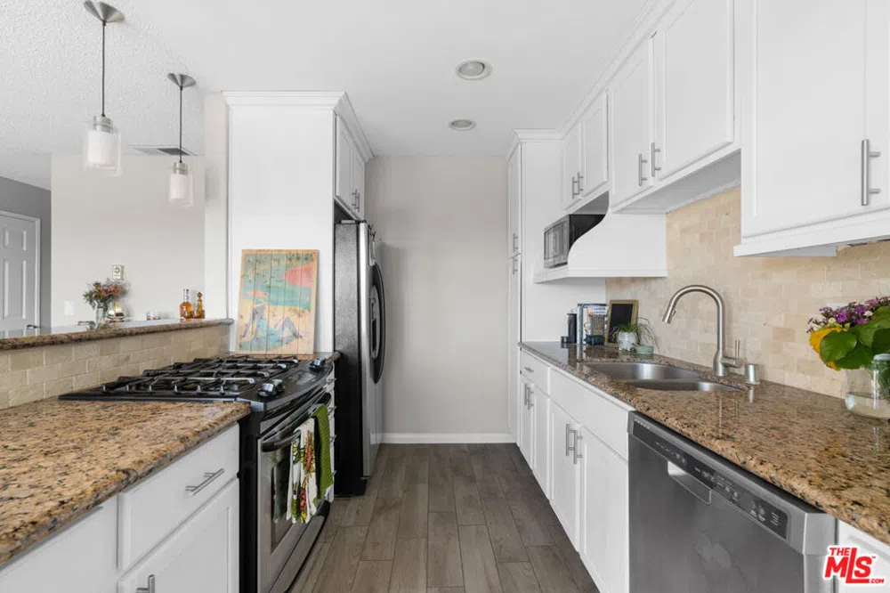 1720 ARDMORE AVENUE #205 Hermosa Beach, CA 90254