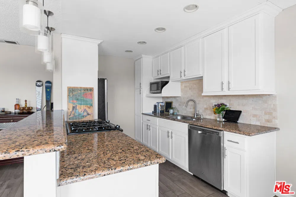 1720 ARDMORE AVENUE #205 Hermosa Beach, CA 90254