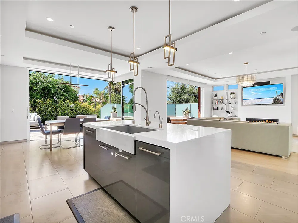 2707 N Poinsettia Avenue