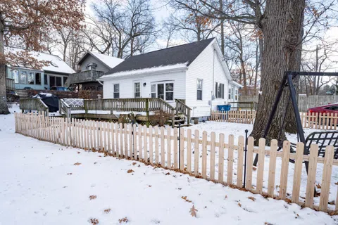 1092 Woodland Beach