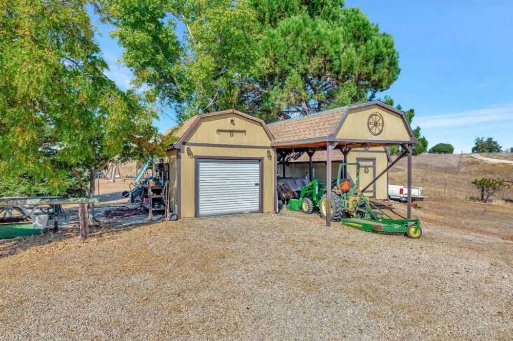 52467 Smith Road Bradley, CA 93426