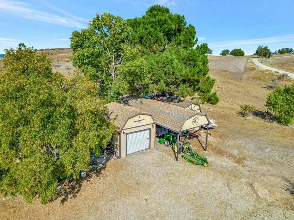 52467 Smith Road Bradley, CA 93426