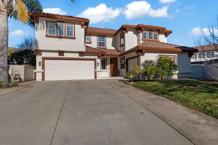 16 Wimbledon Circle Salinas, CA 93906
