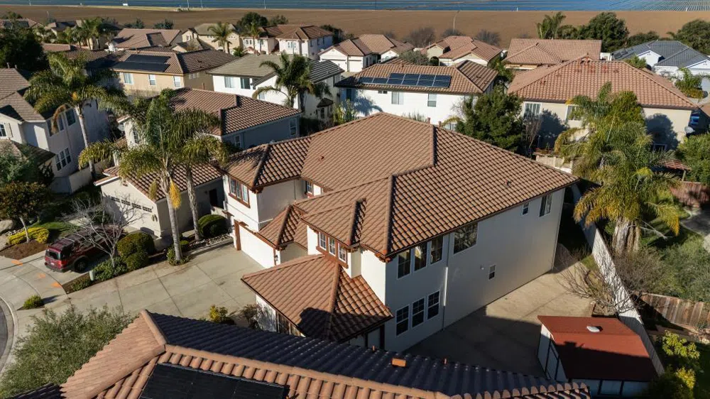 16 Wimbledon Circle Salinas, CA 93906