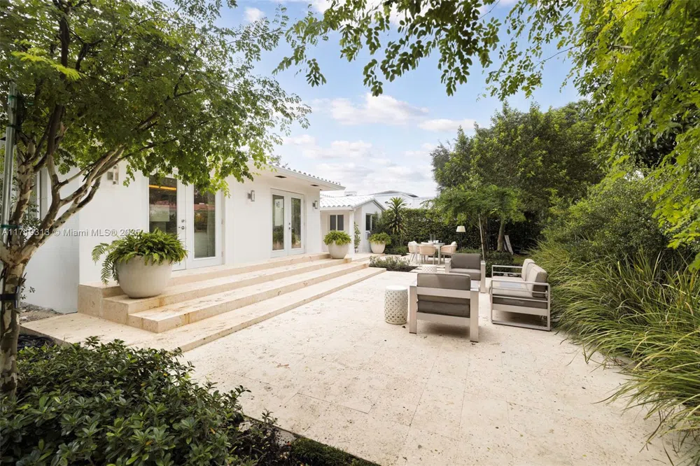 919 Granada Groves Ct