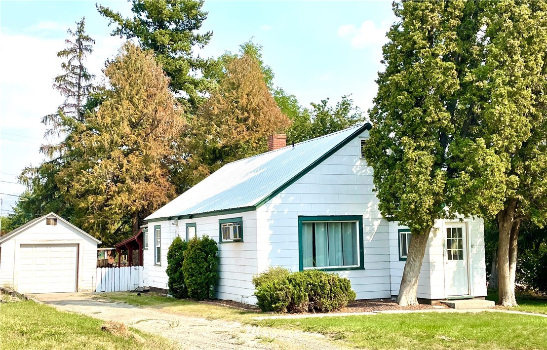 219 Douglas Street S