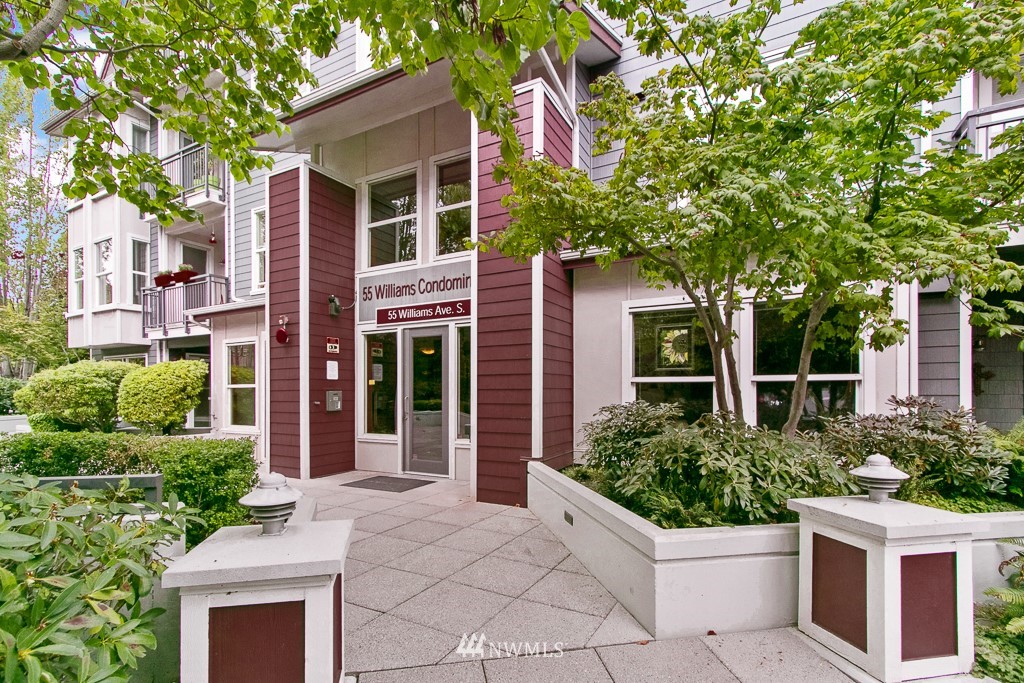 55 Williams Avenue S #402