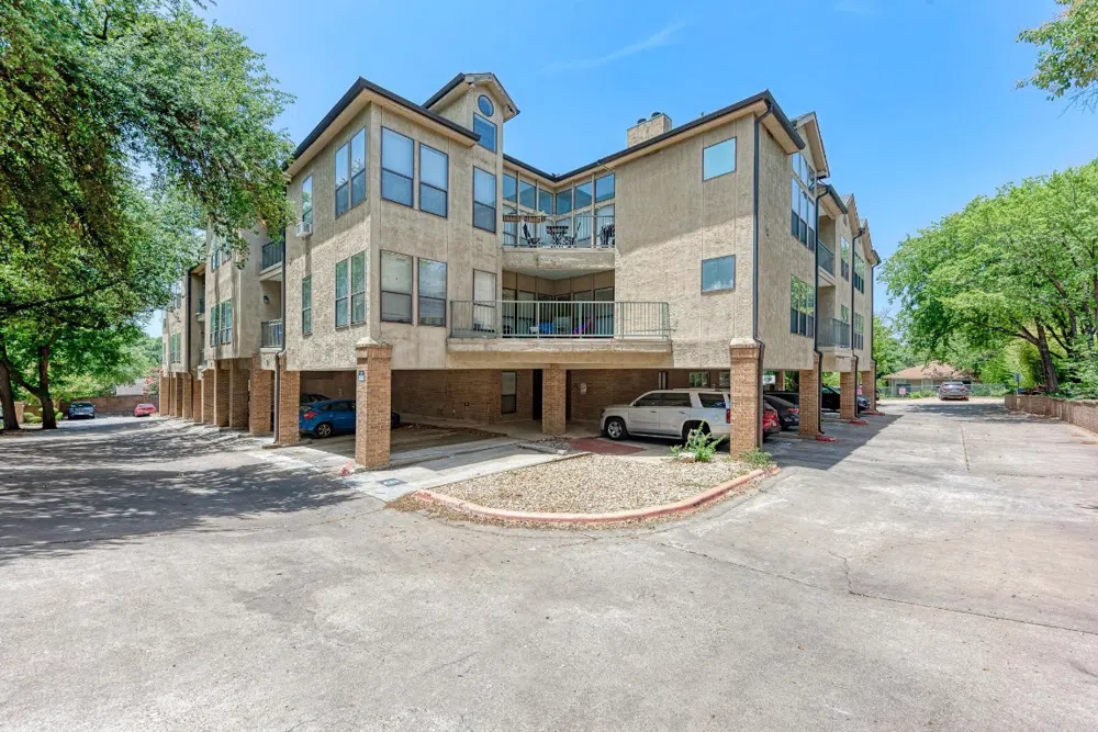 1910 ROBBINS PLACE #205