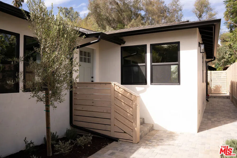5859 Burwood Avenue Los Angeles, CA 90042