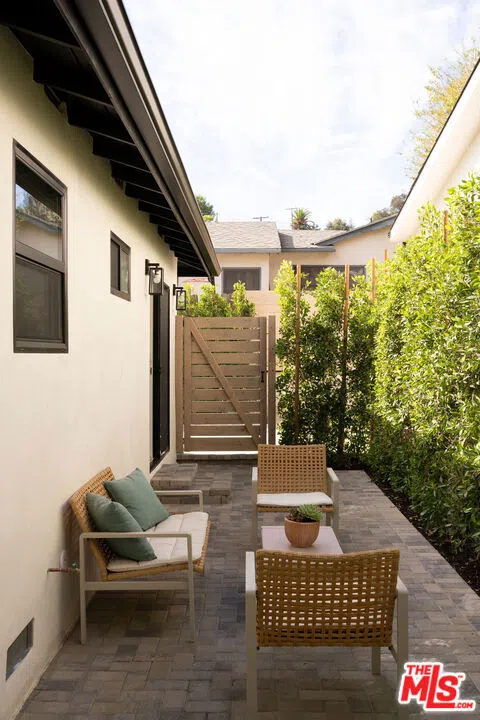 5859 Burwood Avenue Los Angeles, CA 90042