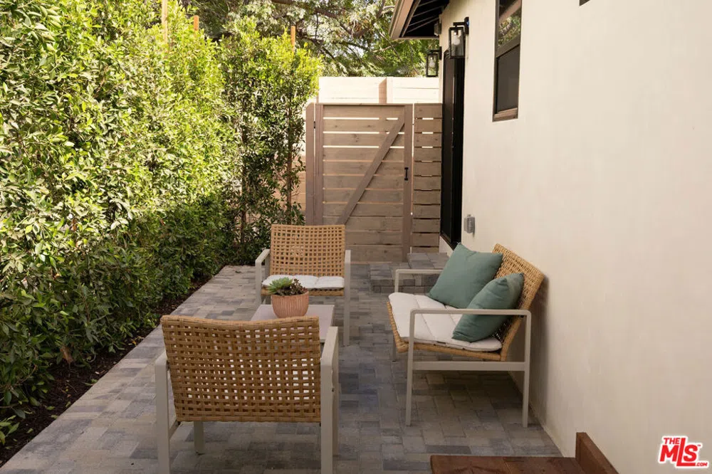5859 Burwood Avenue Los Angeles, CA 90042