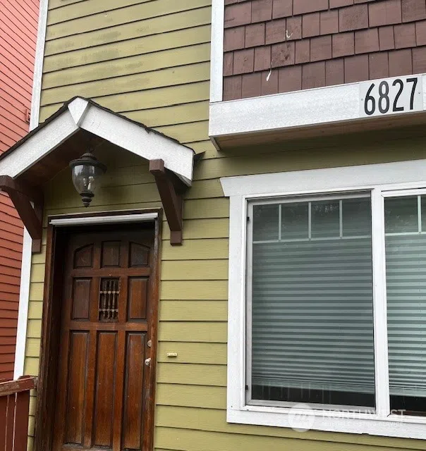 6827 Weedin Place NE