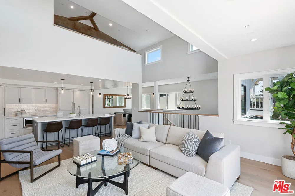 216 Camino Real Redondo Beach, CA 90277