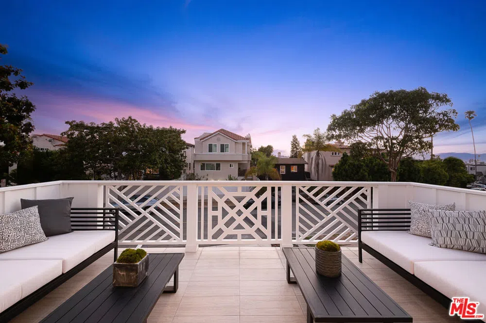 216 Camino Real Redondo Beach, CA 90277