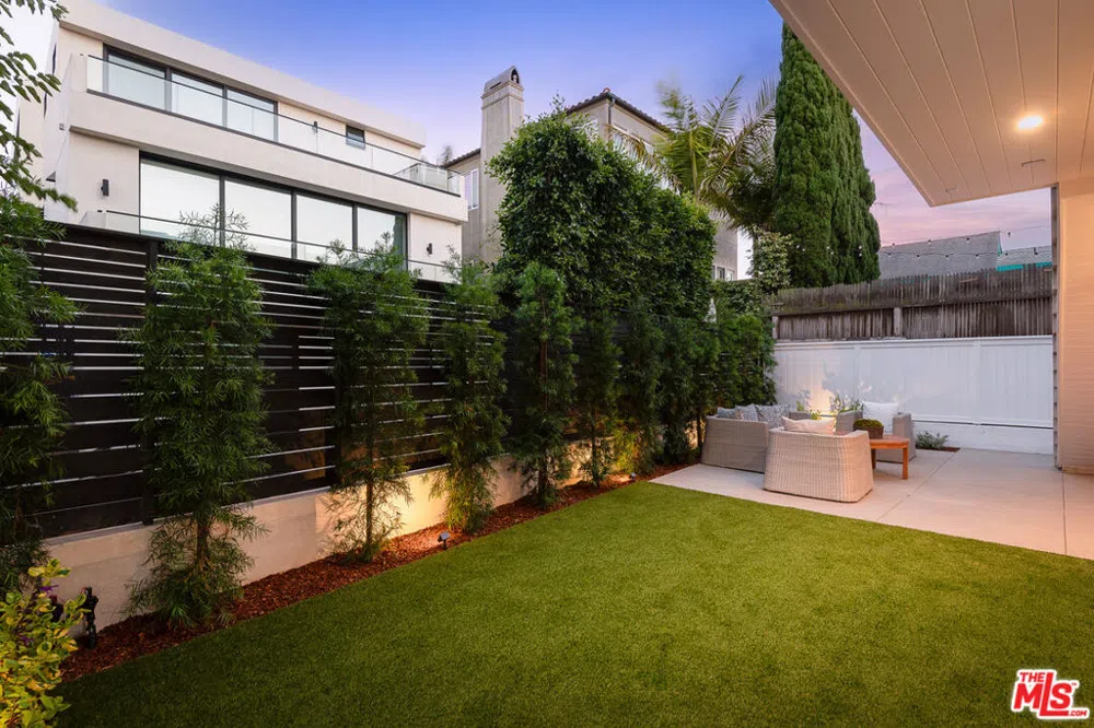 216 Camino Real Redondo Beach, CA 90277
