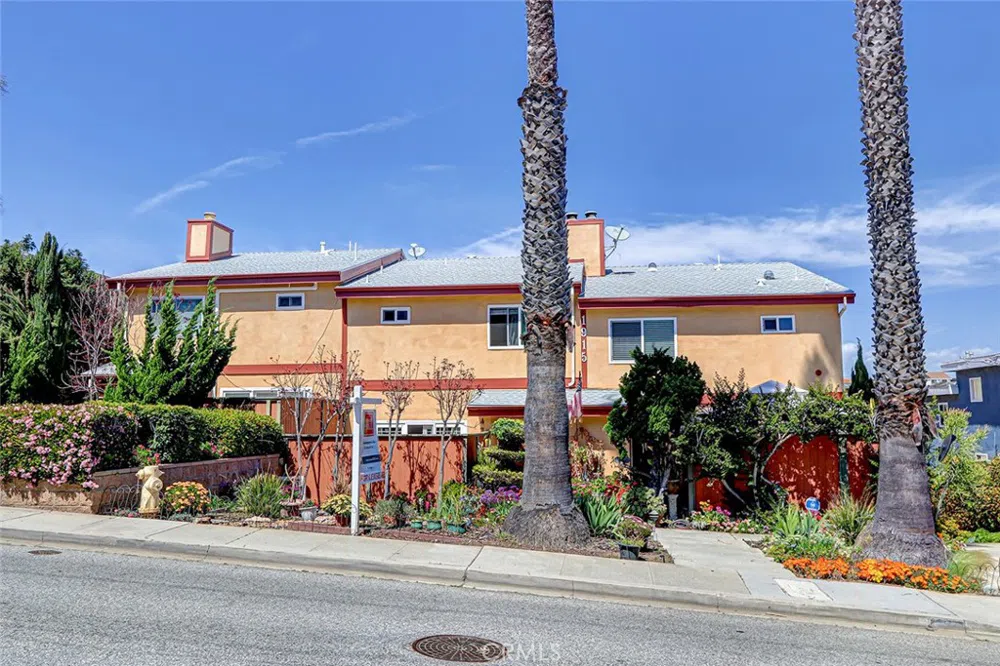 1915 Mathews Avenue #4