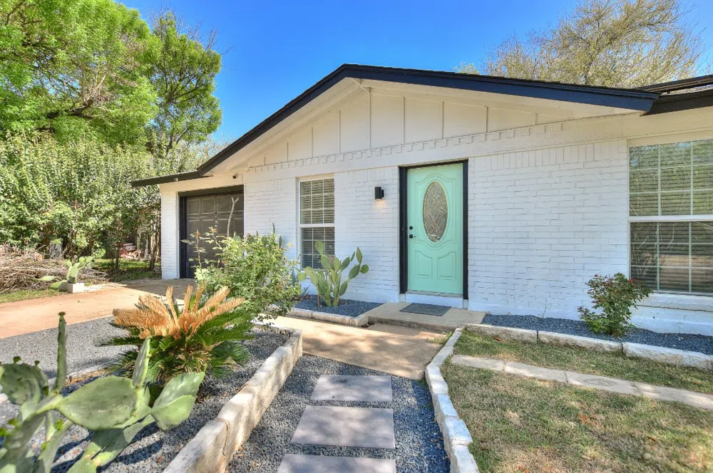 2002 Wagon Crossing Path