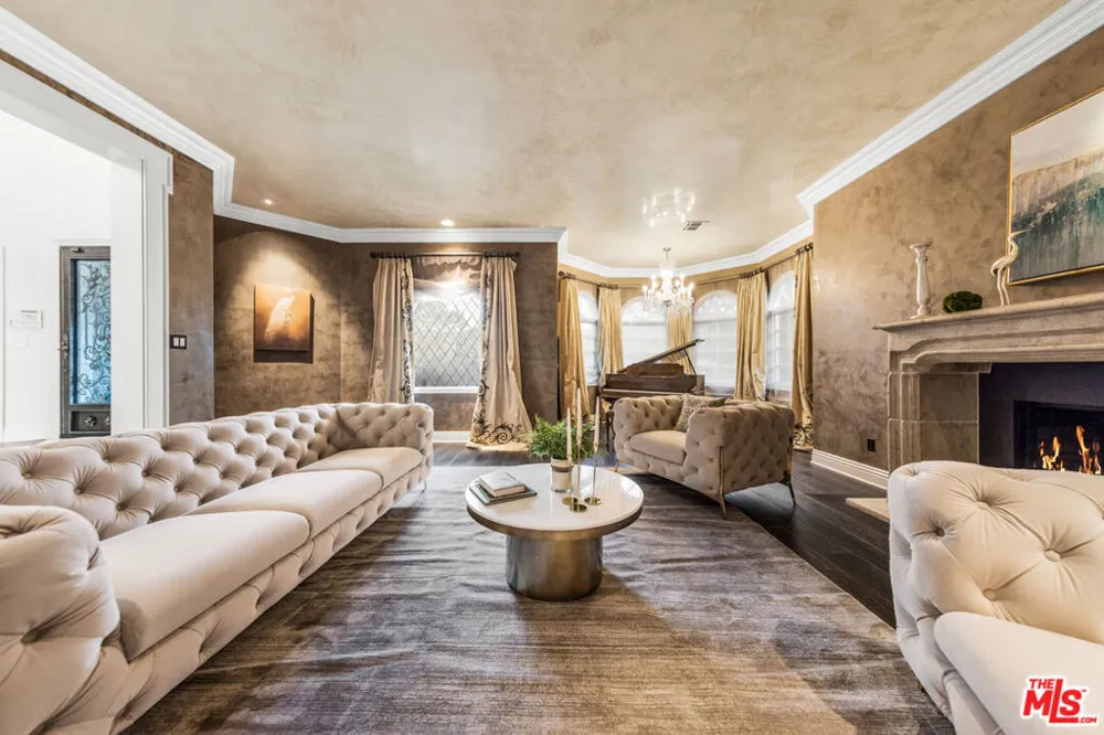 3170 KINGS COURT Los Angeles, CA 90077